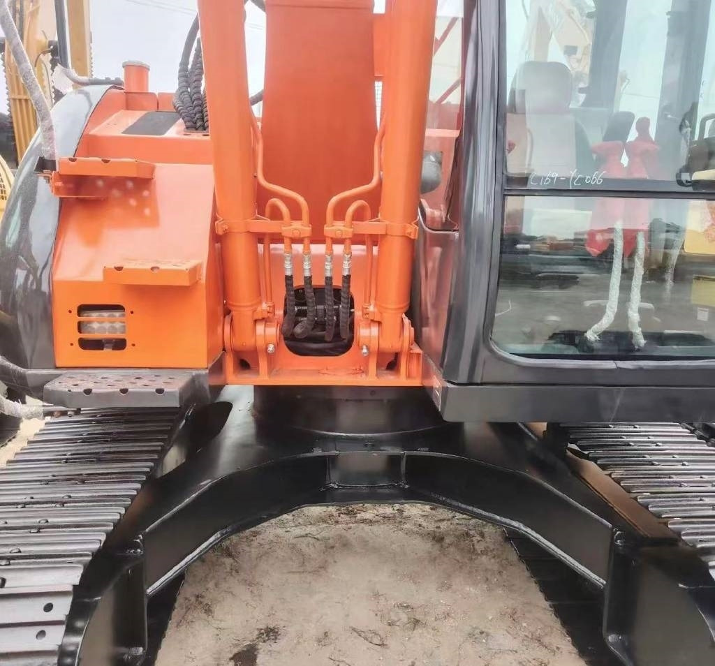 Hitachi 135US - Гусеничный экскаватор: фото 5 Hitachi 135US - Гусеничный экскаватор: фото 5