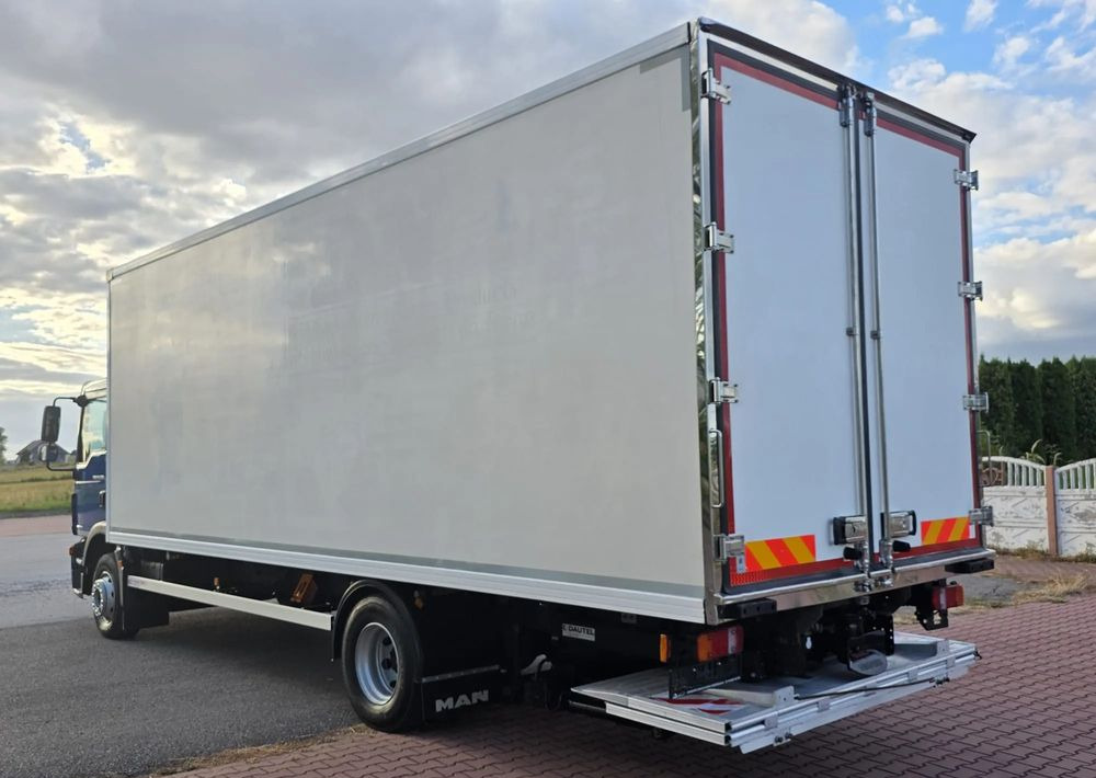 MAN TGM 15.250 / CHŁODNIA / WINDA / 2018 ROK / 230 TYŚ KM / BOCZNE DRZWI / AUTOMAT / SPROWADZONY / E6 / 18  EUROPALET/ - Рефрижератор: фото 3 MAN TGM 15.250 / CHŁODNIA / WINDA / 2018 ROK / 230 TYŚ KM / BOCZNE DRZWI / AUTOMAT / SPROWADZONY / E6 / 18  EUROPALET/ - Рефрижератор: фото 3