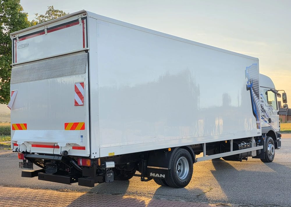 MAN TGM 15.290 / TGL / KONTENER / IZOTERMA / WINDA / KLIMA POSTOJOWA / 2019R / EURO 6 / PEŁEN SERWIS / 8200KG ŁADOWNOŚĆ / SPROWADZONY / ZADBANY / JAK NOWY / KSIĄŻKA SERWISOWA / E6 / 18 PALET - Грузовик с закрытым кузовом: фото 3 MAN TGM 15.290 / TGL / KONTENER / IZOTERMA / WINDA / KLIMA POSTOJOWA / 2019R / EURO 6 / PEŁEN SERWIS / 8200KG ŁADOWNOŚĆ / SPROWADZONY / ZADBANY / JAK NOWY / KSIĄŻKA SERWISOWA / E6 / 18 PALET - Грузовик с закрытым кузовом: фото 3