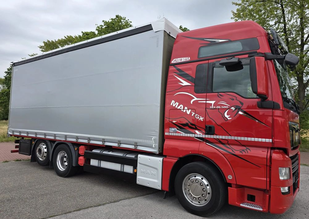 MAN TGX 26.500 / ALUMINIOWE FELGI / LIFT / 6X2 / KLIMA POSTOJOWA / 18PALET / E6 / FIRANKA / 17 TON ŁADOWNOŚĆ / WINDA / NISKI PRZEBIEG / JEDEN WŁAŚCICIEL / PODWIESZANA OŚ - Тентованный грузовик: фото 1 MAN TGX 26.500 / ALUMINIOWE FELGI / LIFT / 6X2 / KLIMA POSTOJOWA / 18PALET / E6 / FIRANKA / 17 TON ŁADOWNOŚĆ / WINDA / NISKI PRZEBIEG / JEDEN WŁAŚCICIEL / PODWIESZANA OŚ - Тентованный грузовик: фото 1