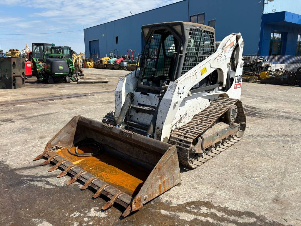 Bobcat T 300 - Мини-погрузчик с бортовым поворотом: фото 1 Bobcat T 300 - Мини-погрузчик с бортовым поворотом: фото 1