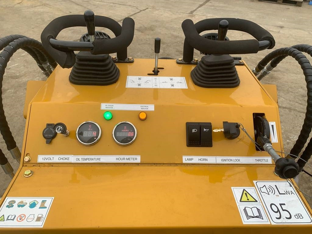 Newrick ZW480 - Мини-погрузчик с бортовым поворотом: фото 5 Newrick ZW480 - Мини-погрузчик с бортовым поворотом: фото 5