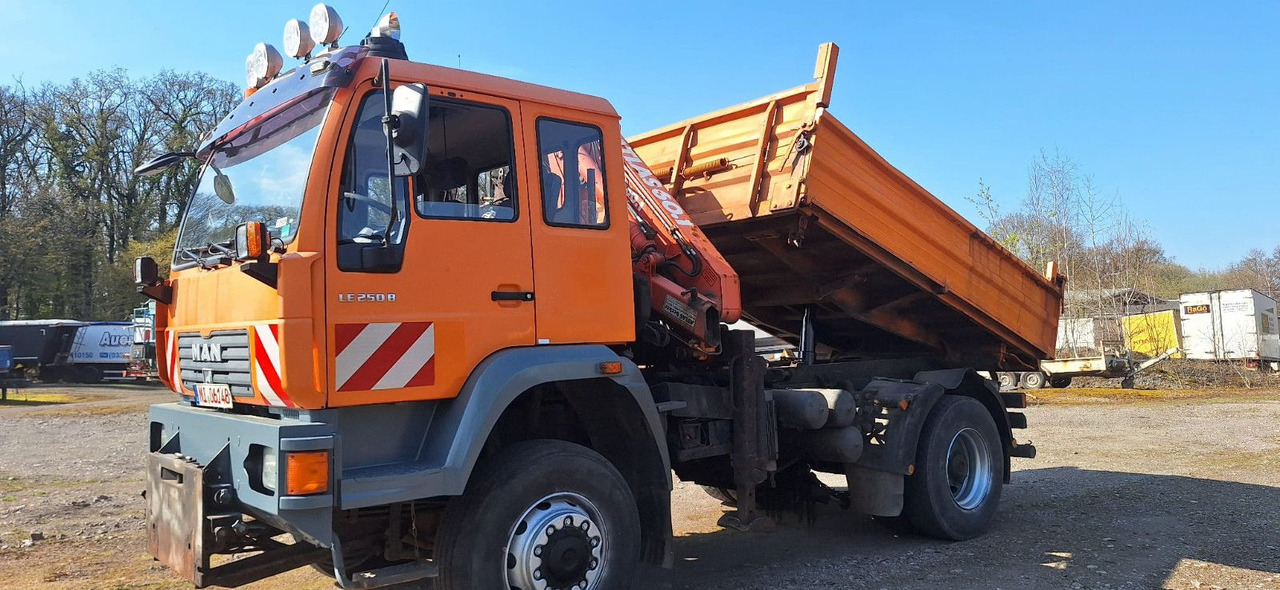 MAN TGM 18.240PS 4x4 3.S-Kipper mit Kran - Самосвал, Автоманипулятор: фото 1 MAN TGM 18.240PS 4x4 3.S-Kipper mit Kran - Самосвал, Автоманипулятор: фото 1