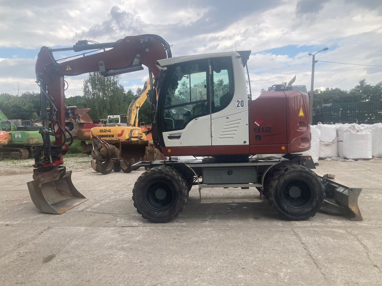 Liebherr A 912 Compact Rotator R4 - Колёсный экскаватор: фото 1 Liebherr A 912 Compact Rotator R4 - Колёсный экскаватор: фото 1