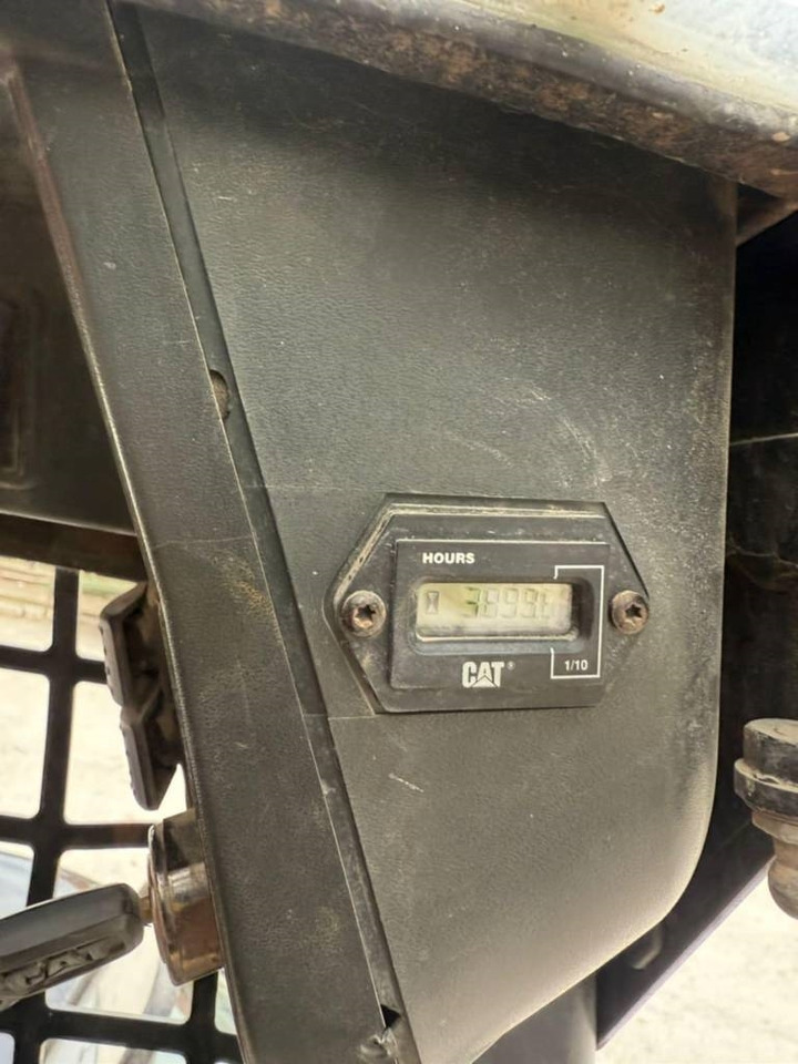 CAT 216 - Мини-погрузчик с бортовым поворотом: фото 4 CAT 216 - Мини-погрузчик с бортовым поворотом: фото 4