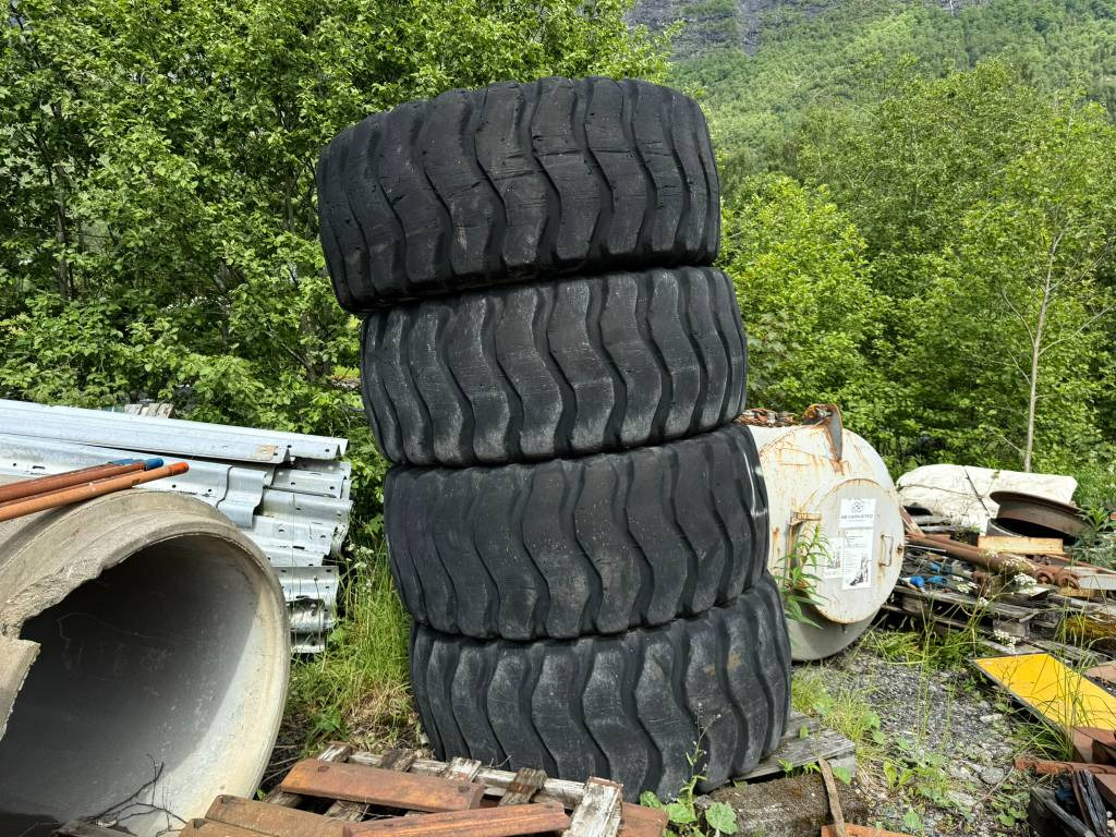 Goodyear 23,5R25 - Шина: фото 1 Goodyear 23,5R25 - Шина: фото 1