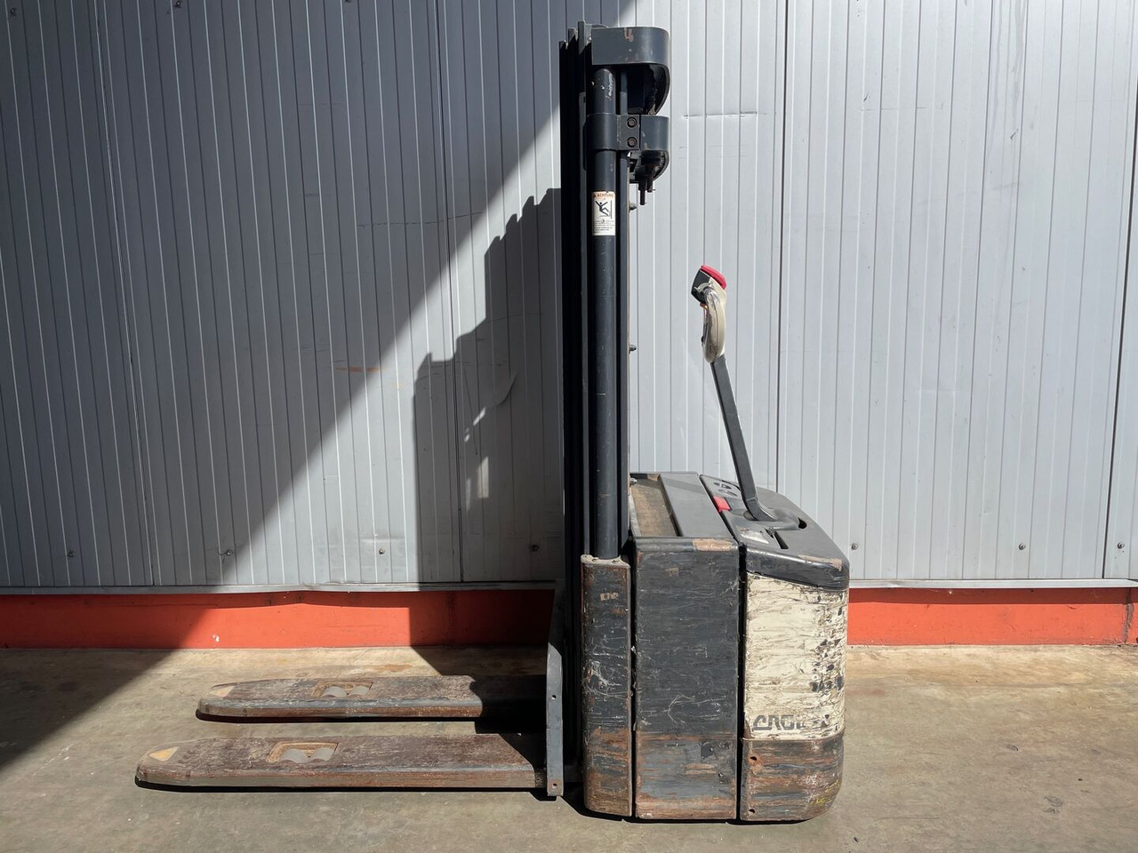 Crown WE2300 1.6 TT - Штабелер: фото 1 Crown WE2300 1.6 TT - Штабелер: фото 1