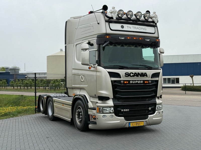 Scania R 580 SHOWTRUCK, VOLLUCHT, VOL SPOILER, RETARDER, SCHUIFSCHOTEL. - Тягач: фото 1 Scania R 580 SHOWTRUCK, VOLLUCHT, VOL SPOILER, RETARDER, SCHUIFSCHOTEL. - Тягач: фото 1