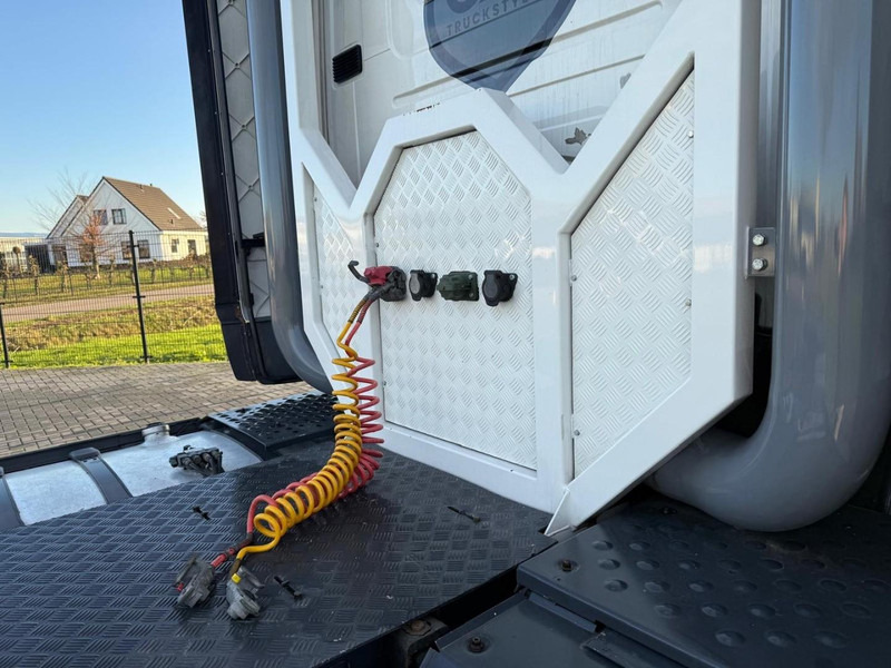 Тягач Scania R580 VOLLE SHOWTRUCK, VOLLUCHT, OPEN UITLAAT, INTERIEUR.: фото 16 Тягач Scania R580 VOLLE SHOWTRUCK, VOLLUCHT, OPEN UITLAAT, INTERIEUR.: фото 16