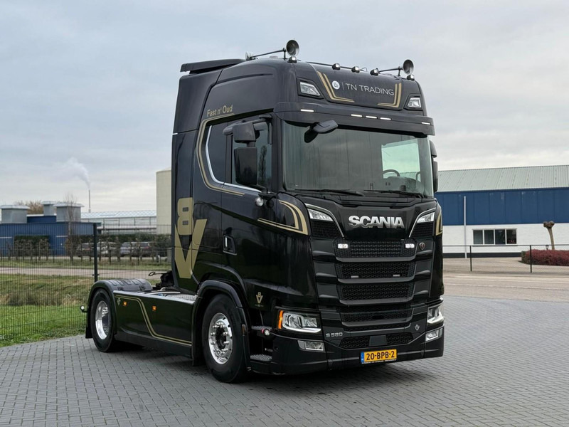Scania S580 9 TONS VOORAS, EURO 6D, 50 YEAR V8, VOLLUCHT, 6 BALGEN, ALCOA, HYDRAULIEK, LED. - Тягач: фото 1 Scania S580 9 TONS VOORAS, EURO 6D, 50 YEAR V8, VOLLUCHT, 6 BALGEN, ALCOA, HYDRAULIEK, LED. - Тягач: фото 1