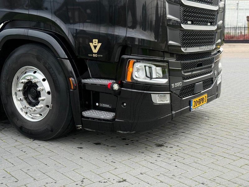 Scania S580 9 TONS VOORAS, EURO 6D, 50 YEAR V8, VOLLUCHT, 6 BALGEN, ALCOA, HYDRAULIEK, LED. - Тягач: фото 2 Scania S580 9 TONS VOORAS, EURO 6D, 50 YEAR V8, VOLLUCHT, 6 BALGEN, ALCOA, HYDRAULIEK, LED. - Тягач: фото 2