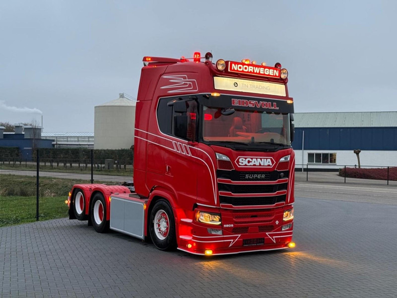 Scania S580 V8 NGS SHOW TRUCK, VOLLUCHT, SPECIAL INTERIOR, BOMVOL, ALS NIEUW. - Тягач: фото 1 Scania S580 V8 NGS SHOW TRUCK, VOLLUCHT, SPECIAL INTERIOR, BOMVOL, ALS NIEUW. - Тягач: фото 1