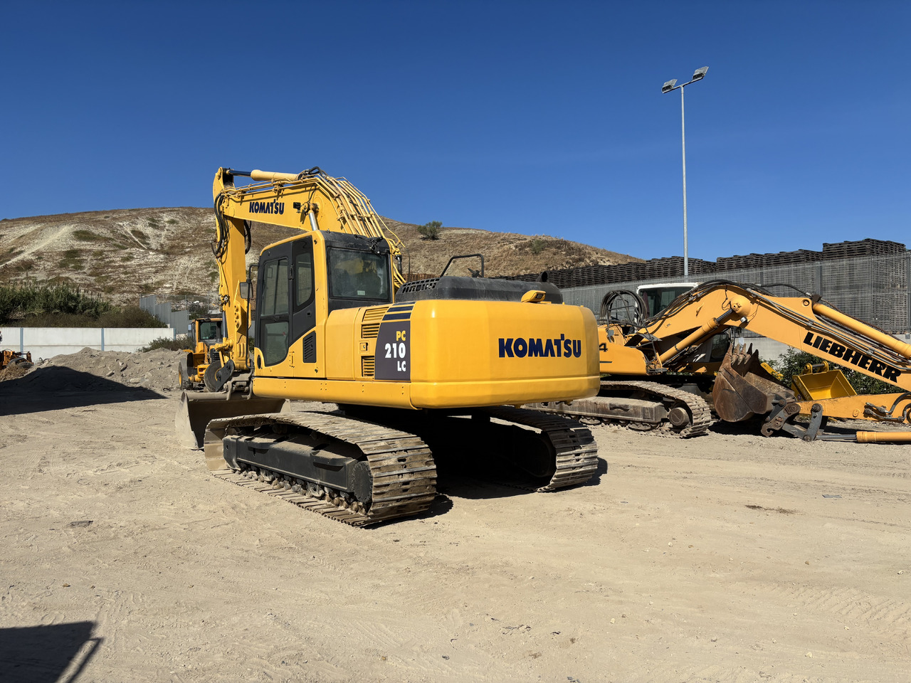 KOMATSU PC210-8 - Гусеничный экскаватор: фото 3 KOMATSU PC210-8 - Гусеничный экскаватор: фото 3