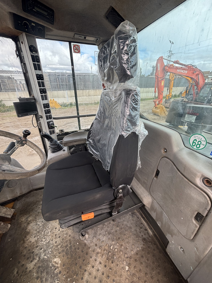 Колёсный погрузчик VOLVO L90F: фото 15