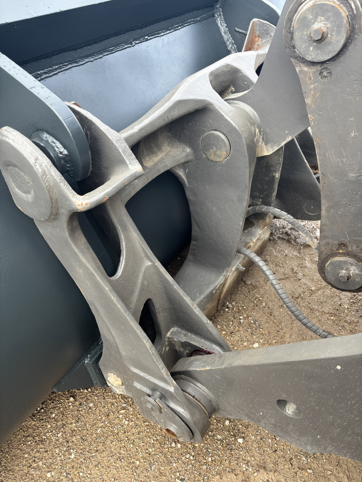 Колёсный погрузчик VOLVO L90F: фото 8