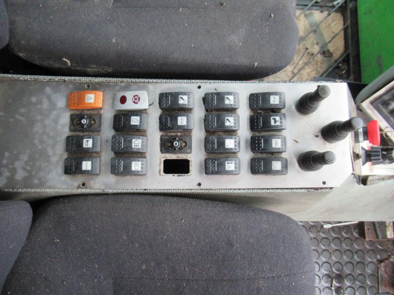 Подметально-уборочная машина TENNANT HMF 214 Veegmachine, DEFECT / FOR PARTS: фото 12