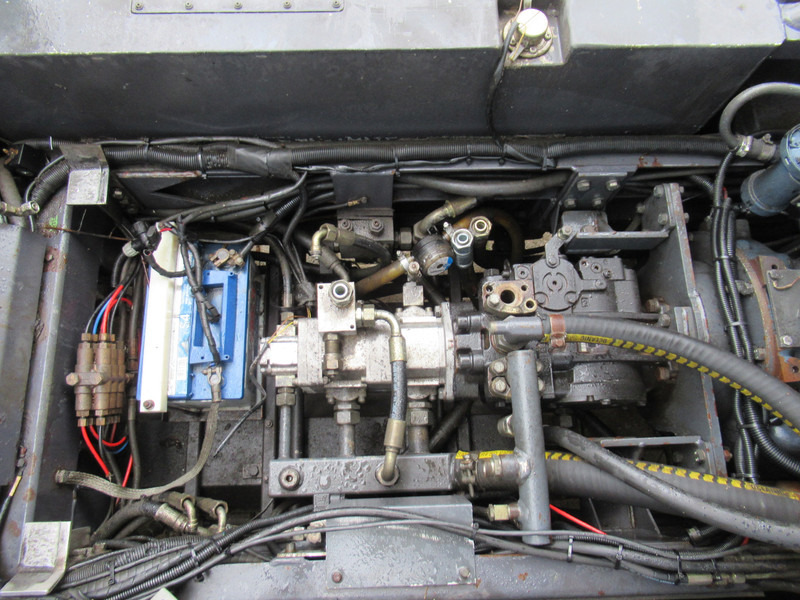 Подметально-уборочная машина TENNANT HMF 214 Veegmachine, DEFECT / FOR PARTS: фото 16