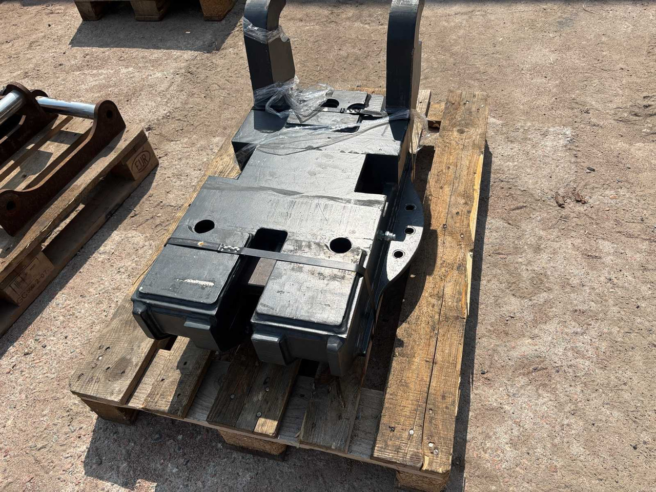 Hydraulically operated quick coupler MTP 10 - Сцепное устройство: фото 2 Hydraulically operated quick coupler MTP 10 - Сцепное устройство: фото 2