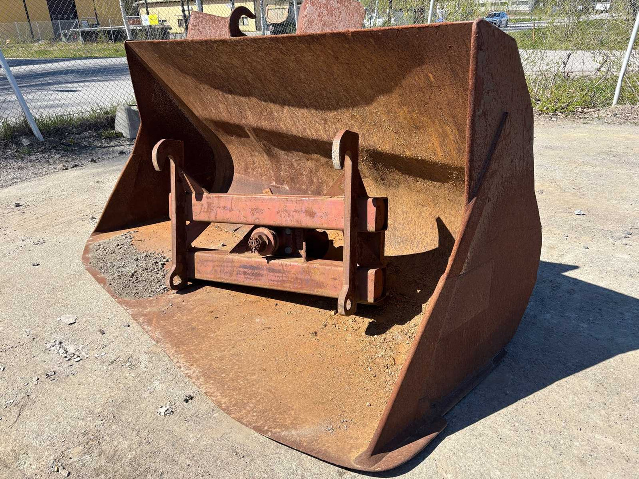 Volvo bucket and bracket with coupling head - Ковш для погрузчика: фото 1 Volvo bucket and bracket with coupling head - Ковш для погрузчика: фото 1