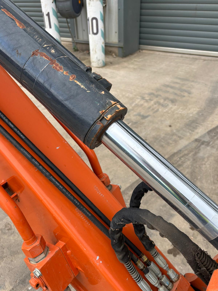 Мини-экскаватор Hitachi ZX85USBR-6 2PB: фото 13 Мини-экскаватор Hitachi ZX85USBR-6 2PB: фото 13