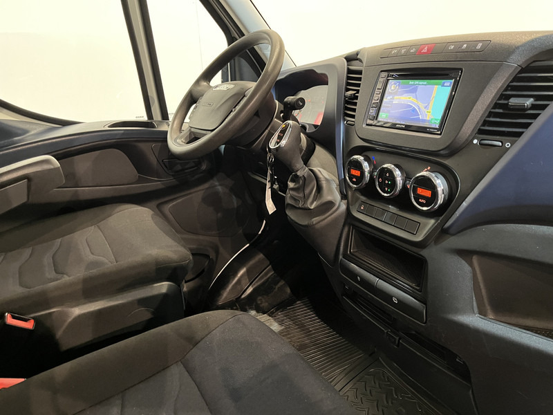 Iveco Daily 35S18D 3.0 375 Automaat Open Laadbak / Hiab Kraan / Euro 6 / Trekhaak 3500 KG / Airco / Camera / Navigatie / 3-Zits / 67.000 KM !! - Малотоннажный бортовой грузовик: фото 3 Iveco Daily 35S18D 3.0 375 Automaat Open Laadbak / Hiab Kraan / Euro 6 / Trekhaak 3500 KG / Airco / Camera / Navigatie / 3-Zits / 67.000 KM !! - Малотоннажный бортовой грузовик: фото 3