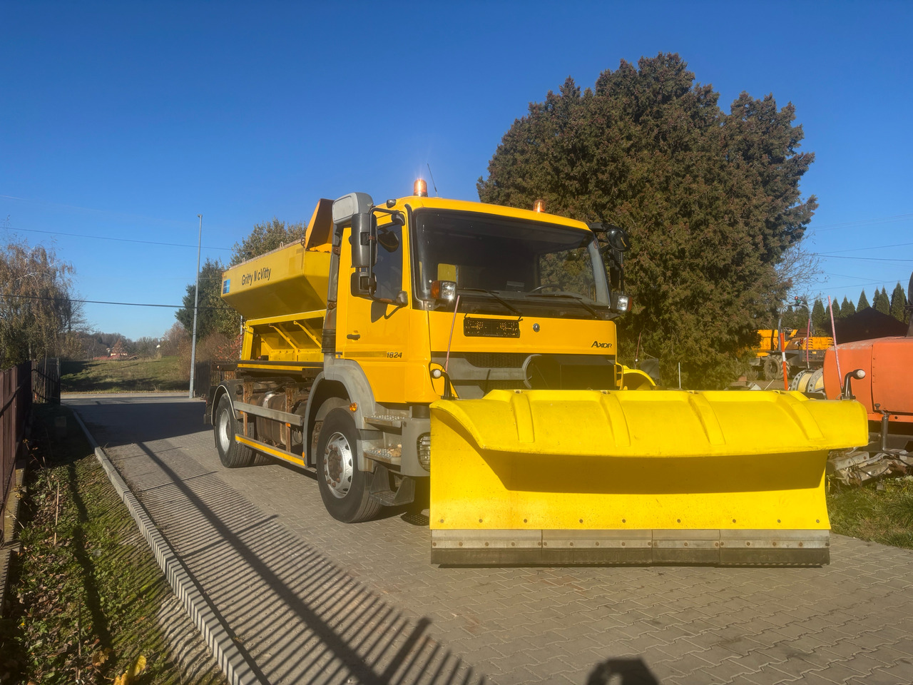 Mercedes AXOR 1824 4x2 Spreader/Gritter/Plough - Снегоуборочная машина: фото 2 Mercedes AXOR 1824 4x2 Spreader/Gritter/Plough - Снегоуборочная машина: фото 2