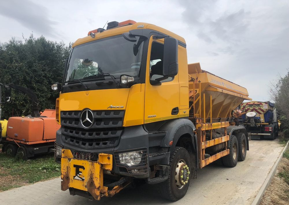 Mercedes-Benz Arocs 3333 6x6 piaskarka solarka econ pług schmidt - Снегоуборочная машина: фото 2 Mercedes-Benz Arocs 3333 6x6 piaskarka solarka econ pług schmidt - Снегоуборочная машина: фото 2