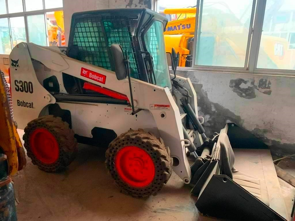 Bobcat S 300 - Мини-погрузчик с бортовым поворотом: фото 1 Bobcat S 300 - Мини-погрузчик с бортовым поворотом: фото 1
