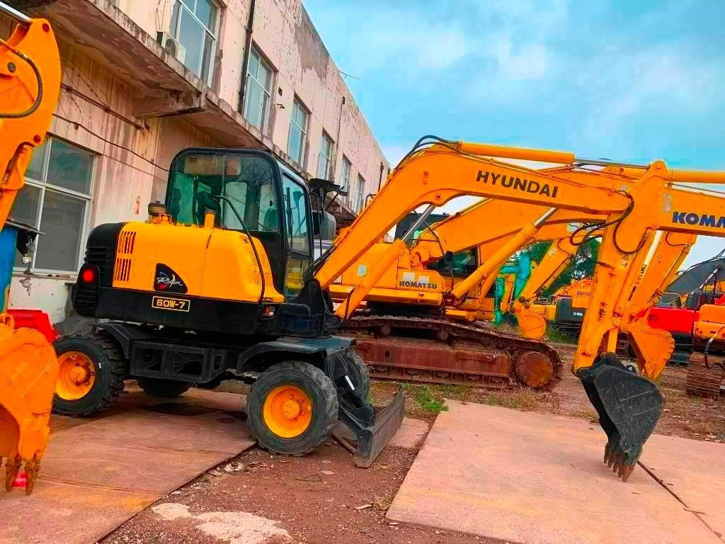 Hyundai Robex 60 W-7 - Колёсный экскаватор: фото 1 Hyundai Robex 60 W-7 - Колёсный экскаватор: фото 1