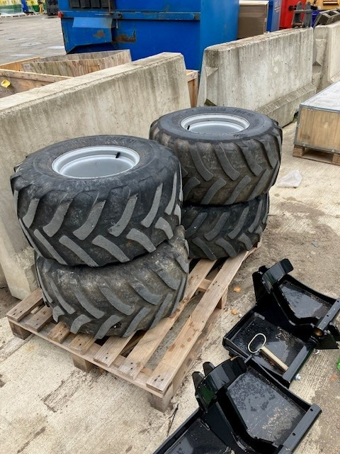 Компактный фронтальный погрузчик AVANT TR 320/60-12HD: фото 1