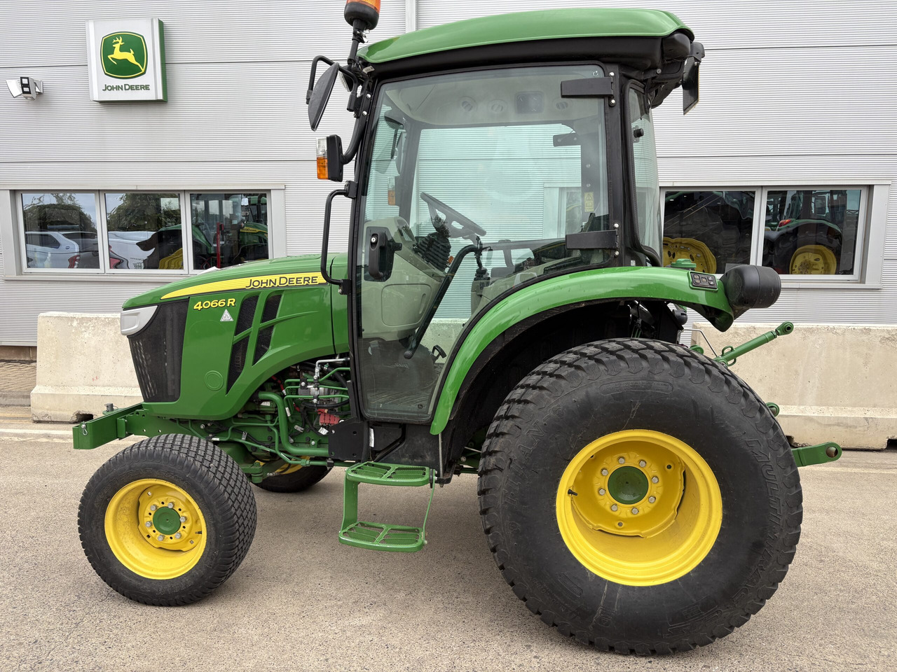 John Deere 4066R Compact Tractor - Минитрактор: фото 1 John Deere 4066R Compact Tractor - Минитрактор: фото 1