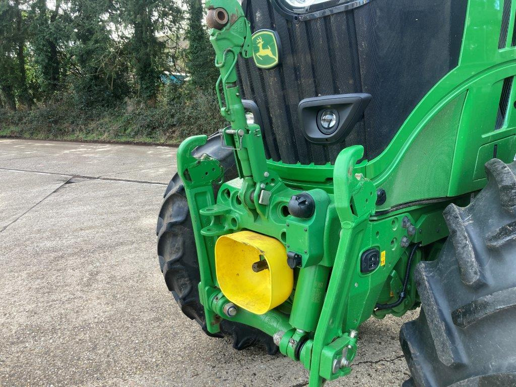 Трактор John Deere 6R 215: фото 6