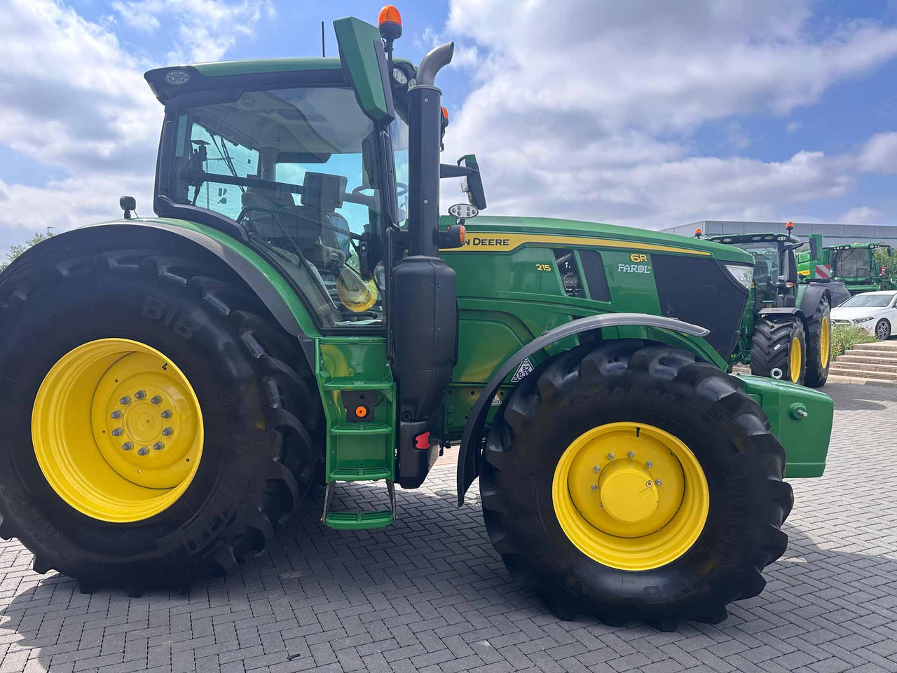 John Deere 6R 215 - Трактор: фото 4 John Deere 6R 215 - Трактор: фото 4