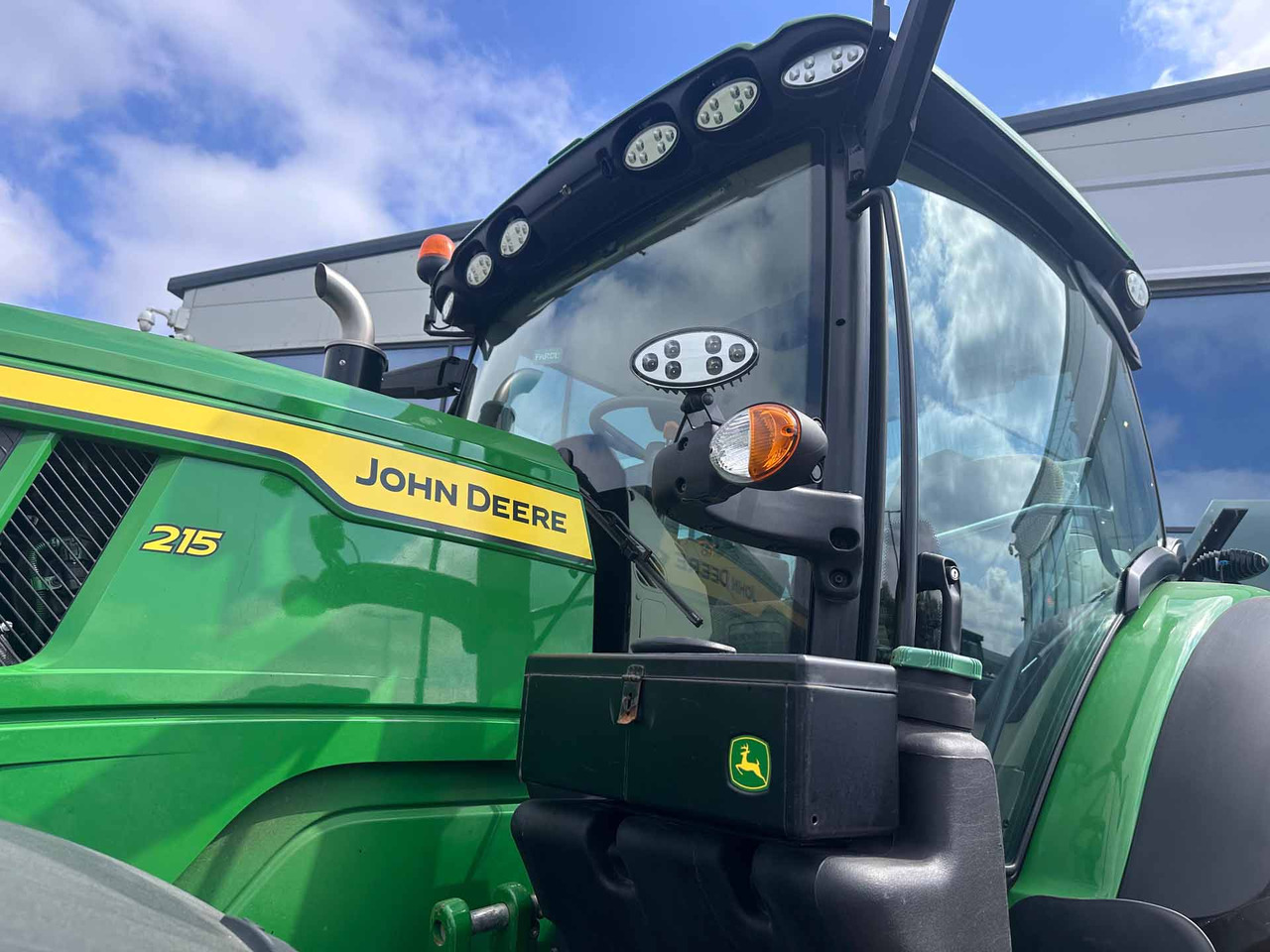 John Deere 6R 215 - Трактор: фото 4 John Deere 6R 215 - Трактор: фото 4