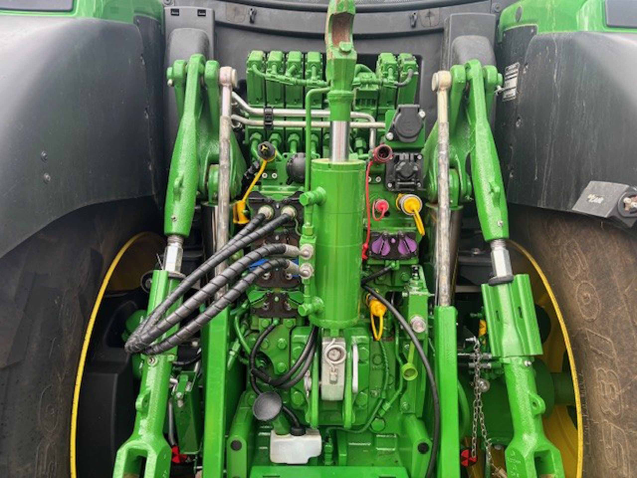 John Deere 6R 215 - Трактор: фото 5 John Deere 6R 215 - Трактор: фото 5