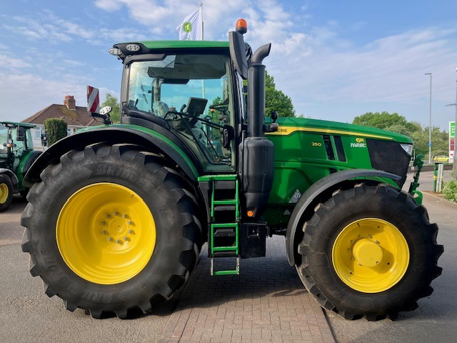 John Deere 6R 250 - Трактор: фото 5 John Deere 6R 250 - Трактор: фото 5