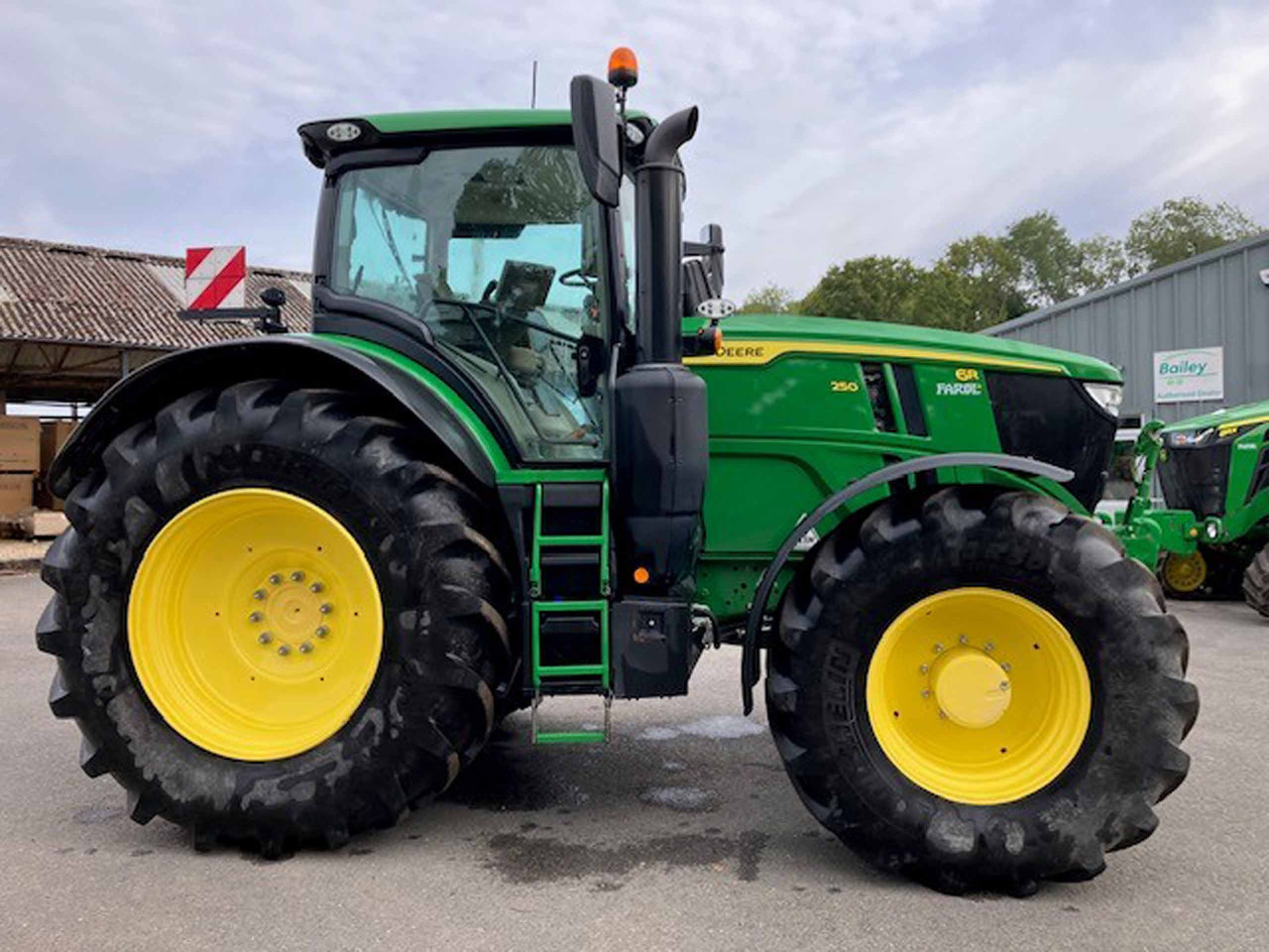 John Deere 6R 250 - Трактор: фото 5 John Deere 6R 250 - Трактор: фото 5