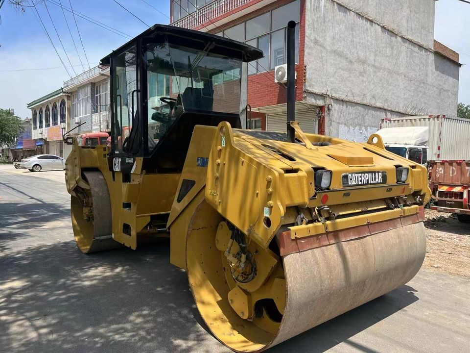 Caterpillar CB564D Double Drum Road Roller 7 Ton Weight With Core Components Engine and Bearing Essential Road Machinery - Дорожный каток: фото 3 Caterpillar CB564D Double Drum Road Roller 7 Ton Weight With Core Components Engine and Bearing Essential Road Machinery - Дорожный каток: фото 3