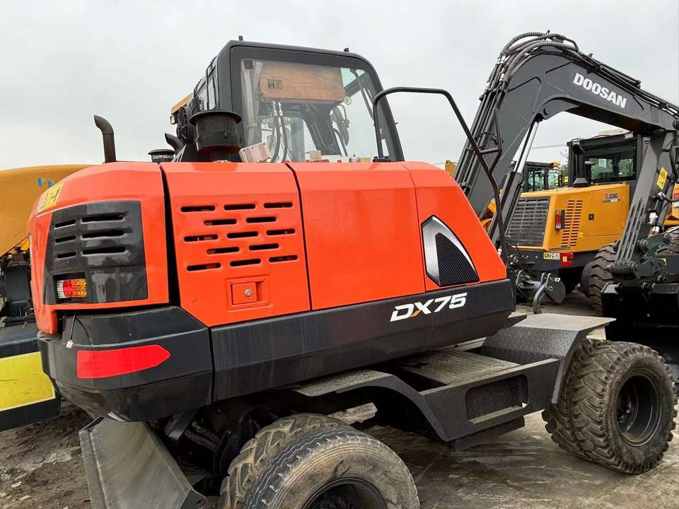 Hot Sale Used Doosan Dx75 Small 7.5t Wheel Excavator South Korea DX75 Mini Excavator for Sale Good Condition - Гусеничный экскаватор: фото 3 Hot Sale Used Doosan Dx75 Small 7.5t Wheel Excavator South Korea DX75 Mini Excavator for Sale Good Condition - Гусеничный экскаватор: фото 3