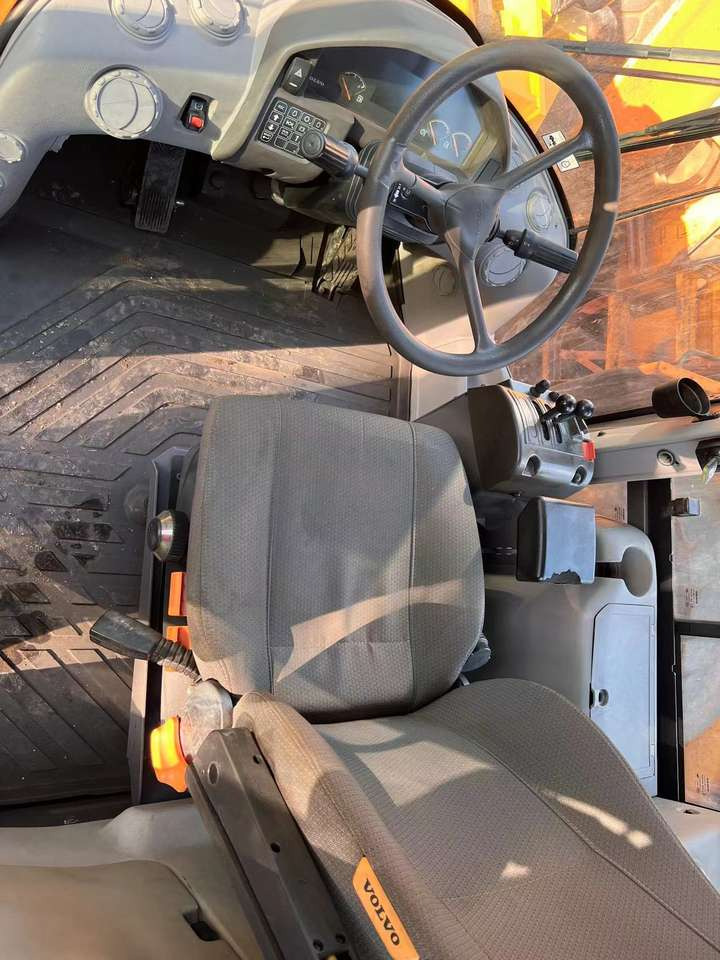 Hot Sale Used VOLVO L120GZ Loader Construction Machinery High Quality Loader VOLVO - Колёсный погрузчик: фото 4 Hot Sale Used VOLVO L120GZ Loader Construction Machinery High Quality Loader VOLVO - Колёсный погрузчик: фото 4