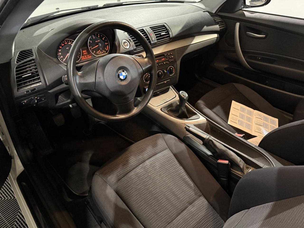 BMW | 1-serie | 116i Introduction | 2007 | 332.014 km | 57XXLG | Logisch - Хэтчбек: фото 4 BMW | 1-serie | 116i Introduction | 2007 | 332.014 km | 57XXLG | Logisch - Хэтчбек: фото 4