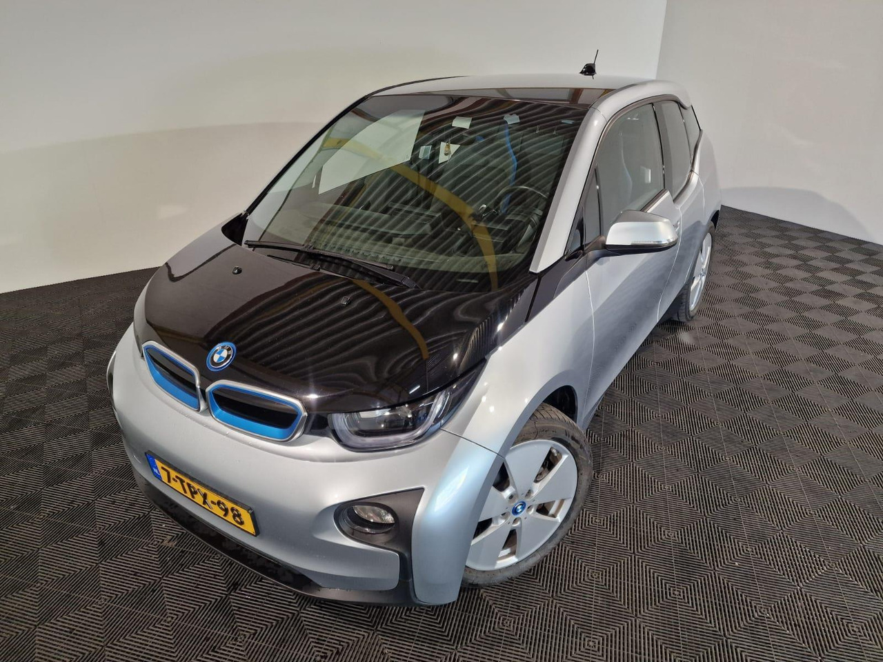 BMW i3 Range Extender 7-TPX-98 48.489 km - Легковой автомобиль: фото 1 BMW i3 Range Extender 7-TPX-98 48.489 km - Легковой автомобиль: фото 1