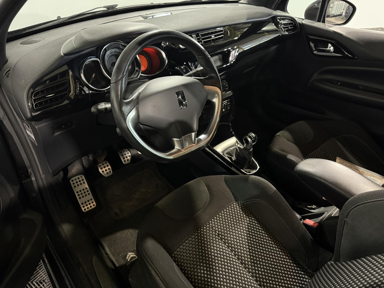 Citroen DS3 1.6 e-HDi So Chic | 2012 | 277.448 km | 14-XLR-7 - Хэтчбек: фото 4 Citroen DS3 1.6 e-HDi So Chic | 2012 | 277.448 km | 14-XLR-7 - Хэтчбек: фото 4