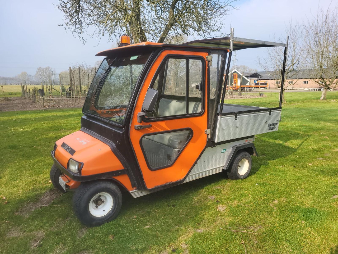 Club Car Carryall Turf 2 – Bouwjaar 2009 – Elektrisch – Met dichte cabine en elektrische kiepbak – Marge-kavel - Гольф-кар: фото 1 Club Car Carryall Turf 2 – Bouwjaar 2009 – Elektrisch – Met dichte cabine en elektrische kiepbak – Marge-kavel - Гольф-кар: фото 1