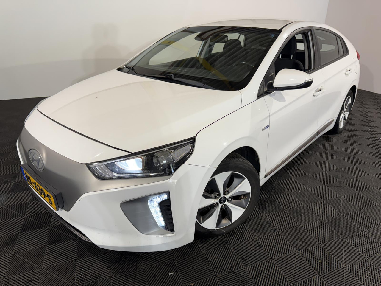Kia | Stonic | 1.0 T-GDi DynamicLine | 2018 | 230.603 km | RL369S | Logisch - Внедорожник: фото 1 Kia | Stonic | 1.0 T-GDi DynamicLine | 2018 | 230.603 km | RL369S | Logisch - Внедорожник: фото 1