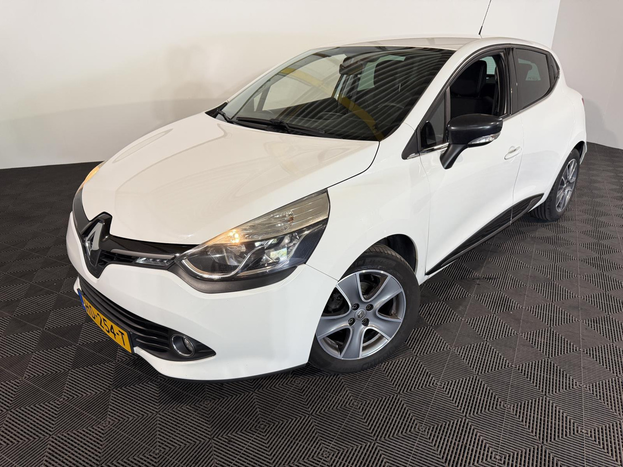 Renault Clio 0.9 TCe ECO Night&Day | 2015 | 170.065 km | HD-254 T - Хэтчбек: фото 1 Renault Clio 0.9 TCe ECO Night&Day | 2015 | 170.065 km | HD-254 T - Хэтчбек: фото 1
