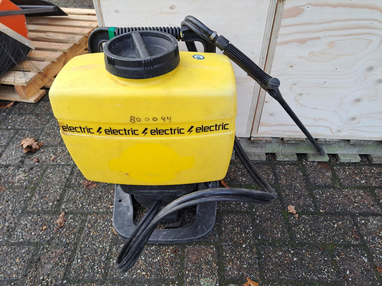Set Spuitapparatuur: 5x Rugspuit, 2x Duwspuit, 2 Vul-/Spoelmachines, 1x Mantis UVL Spuit Installatie - Оборудование для клининга: фото 5 Set Spuitapparatuur: 5x Rugspuit, 2x Duwspuit, 2 Vul-/Spoelmachines, 1x Mantis UVL Spuit Installatie - Оборудование для клининга: фото 5