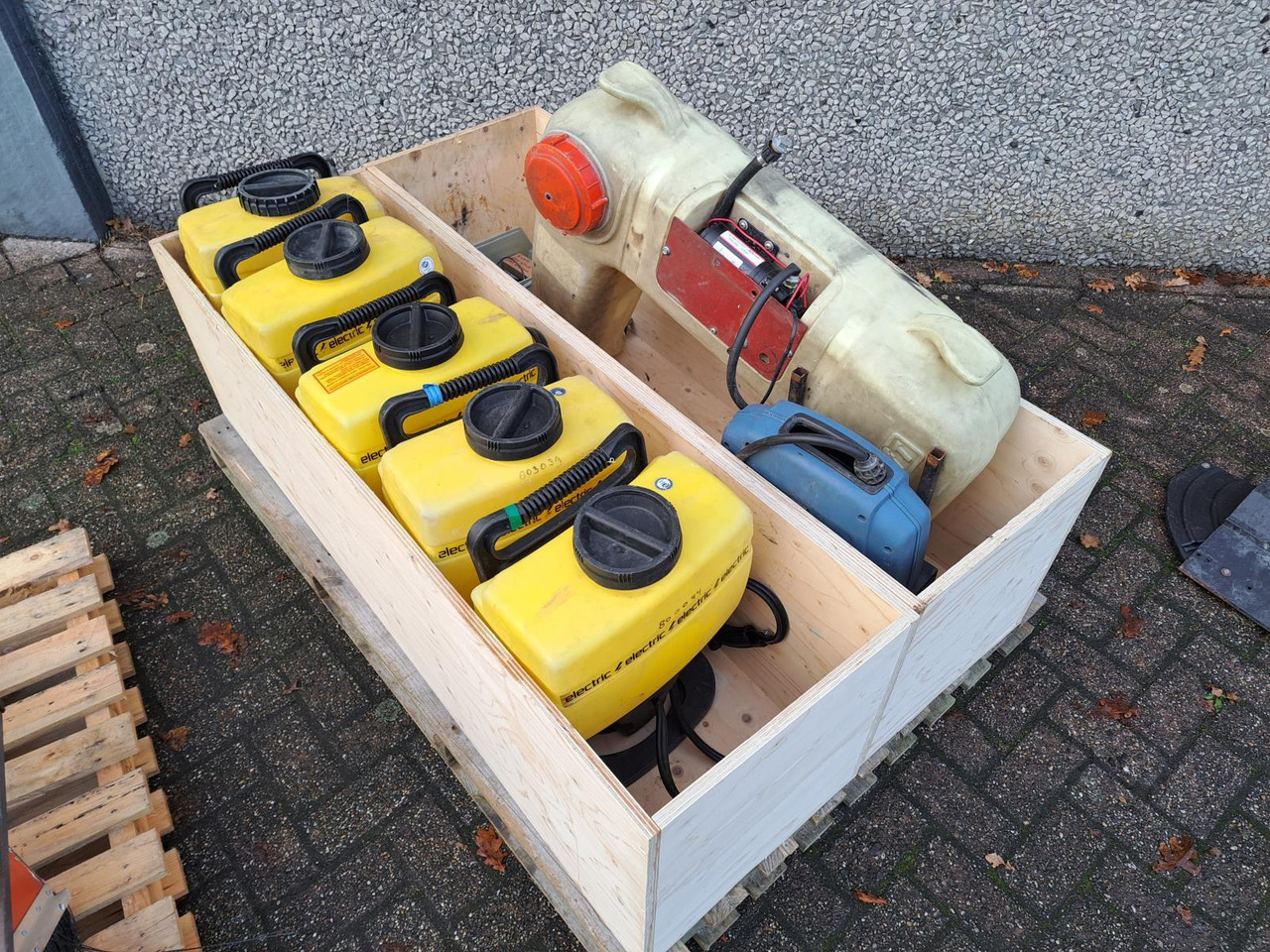 Set Spuitapparatuur: 5x Rugspuit, 2x Duwspuit, 2 Vul-/Spoelmachines, 1x Mantis UVL Spuit Installatie - Оборудование для клининга: фото 4 Set Spuitapparatuur: 5x Rugspuit, 2x Duwspuit, 2 Vul-/Spoelmachines, 1x Mantis UVL Spuit Installatie - Оборудование для клининга: фото 4