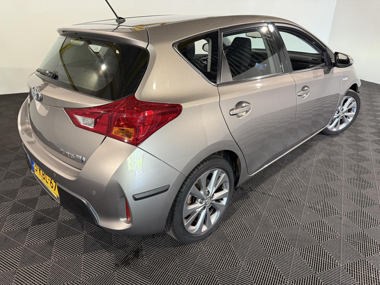 Toyota Auris 1.8 Hybrid Dynamic | 2013 | 191.085 km | 5-KBL-67 - Хэтчбек: фото 3 Toyota Auris 1.8 Hybrid Dynamic | 2013 | 191.085 km | 5-KBL-67 - Хэтчбек: фото 3