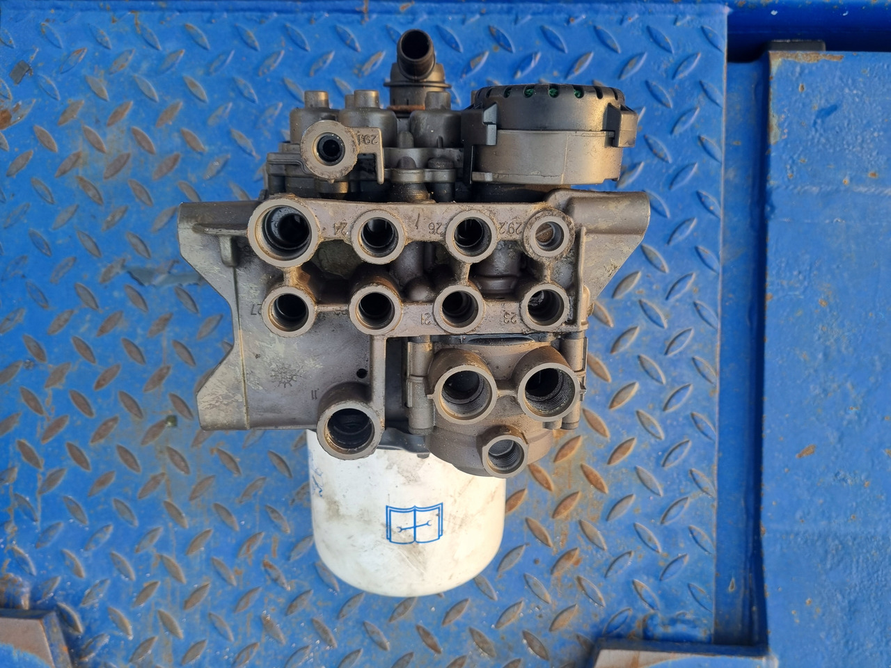 KNORR-BREMSE ZAWÓR OSUSZACZ POWIETRZA APM VOLVO FH 4 FM 4 FMX 4 EURO 6 - Детали тормозной системы для Грузовиков: фото 4 KNORR-BREMSE ZAWÓR OSUSZACZ POWIETRZA APM VOLVO FH 4 FM 4 FMX 4 EURO 6 - Детали тормозной системы для Грузовиков: фото 4